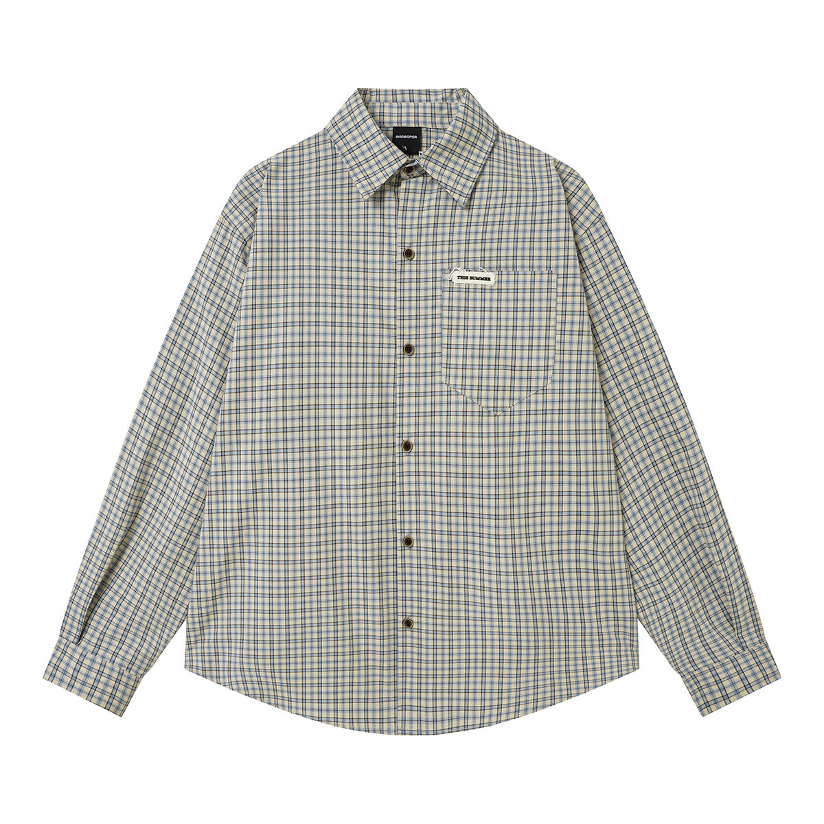 Chemise en flanelle bleue à carreaux et manches longues, coupe décontractée, avec poche poitrine et écusson logo tissé, posée à plat sur fond blanc