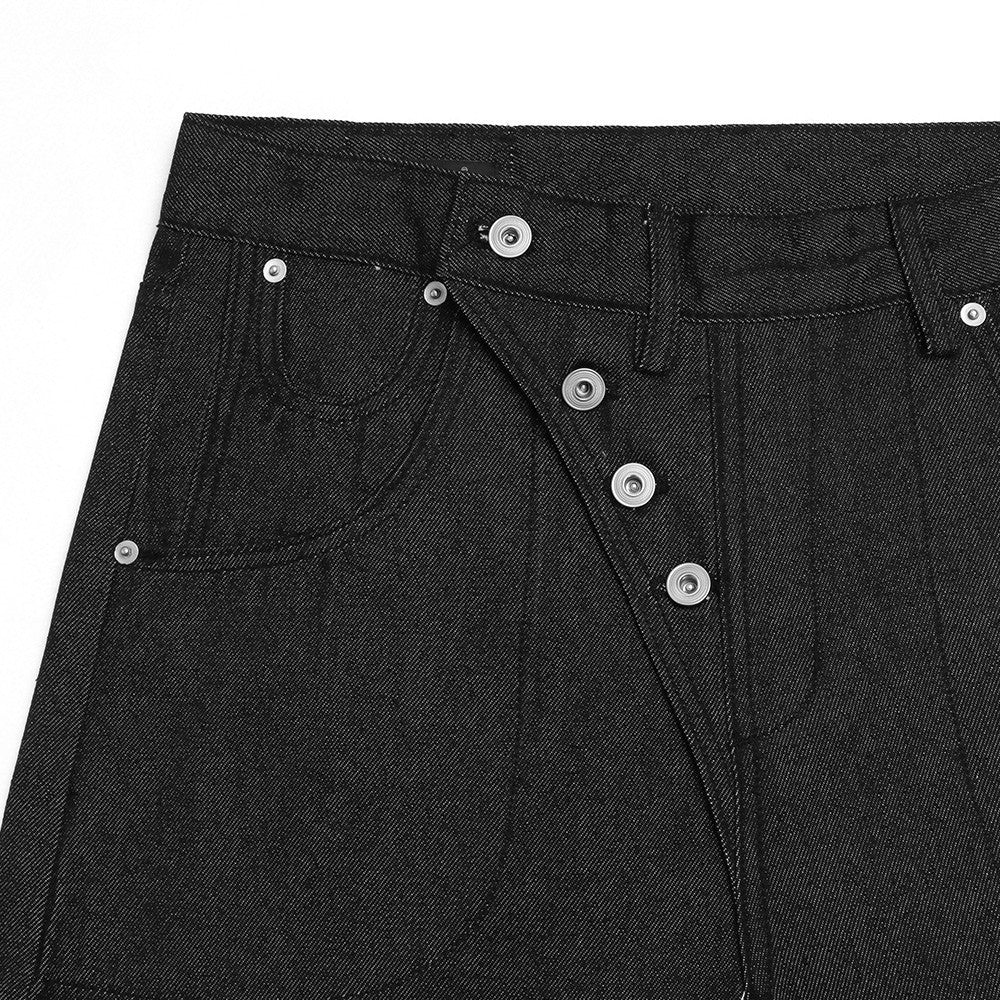 Wide-Leg-Jeans aus Raw-Black-Denim mit diagonalem Knopfverschluss