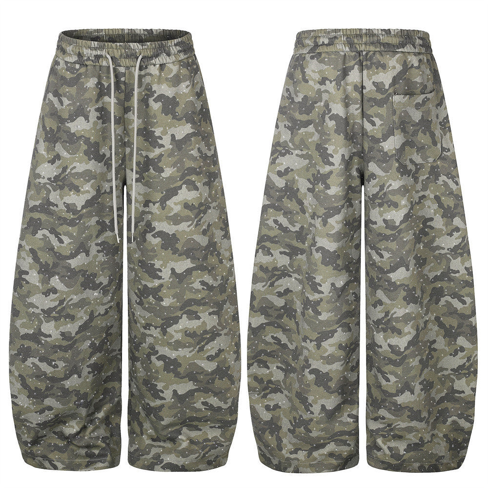 Herren-Jogginghose mit weitem Bein im Camouflage-Look und Strass-Details