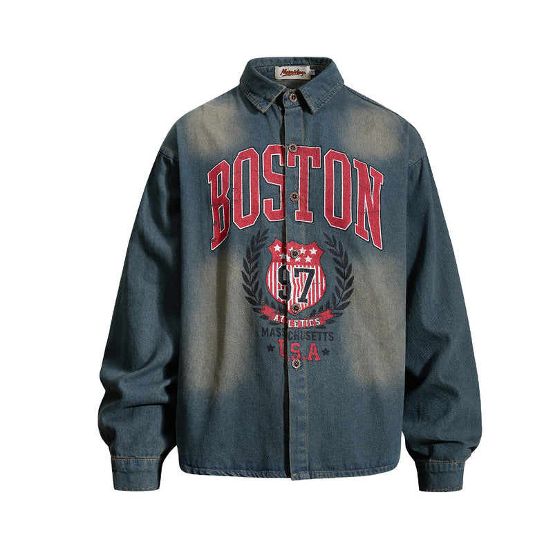 Boston Athletics Oversized-Denimhemdjacke – Vintage-Waschung mit Collegiate-Print
