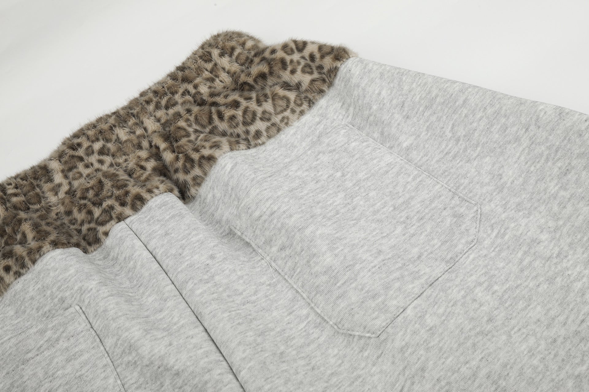 Baggy-Sweatpants mit Leopardenbund und Stern-Applikation
