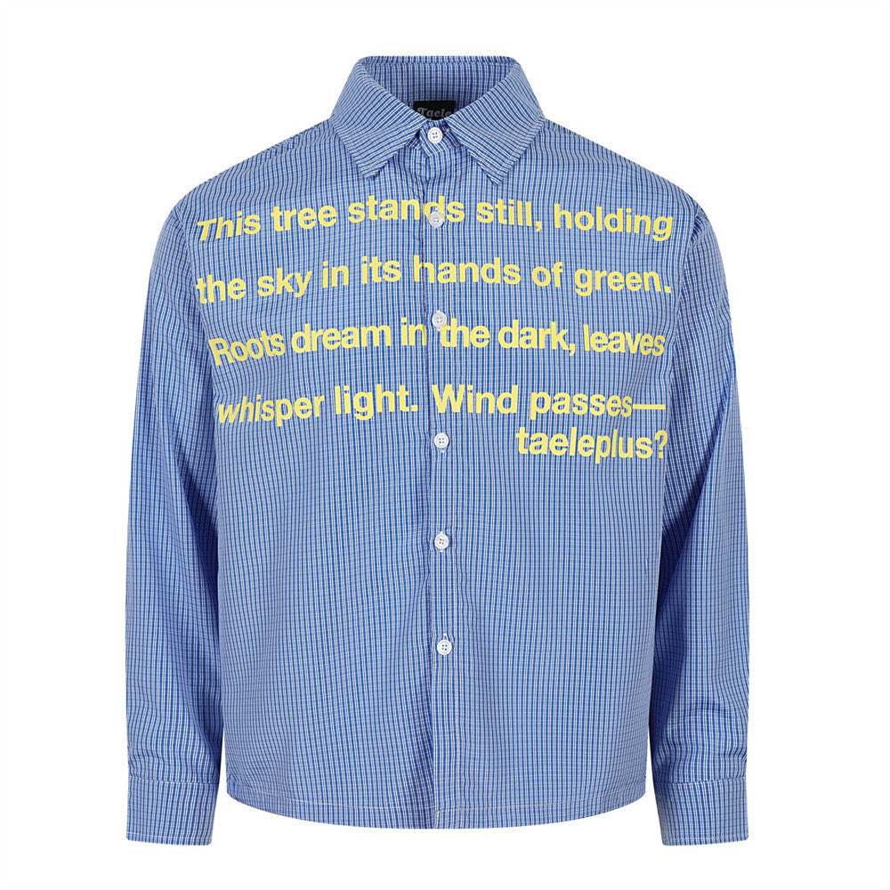Oversized, kastig geschnittenes blaues Langarmhemd mit feinem Karomuster, Knopfleiste und gelbem Buchstabenprint auf der Brust