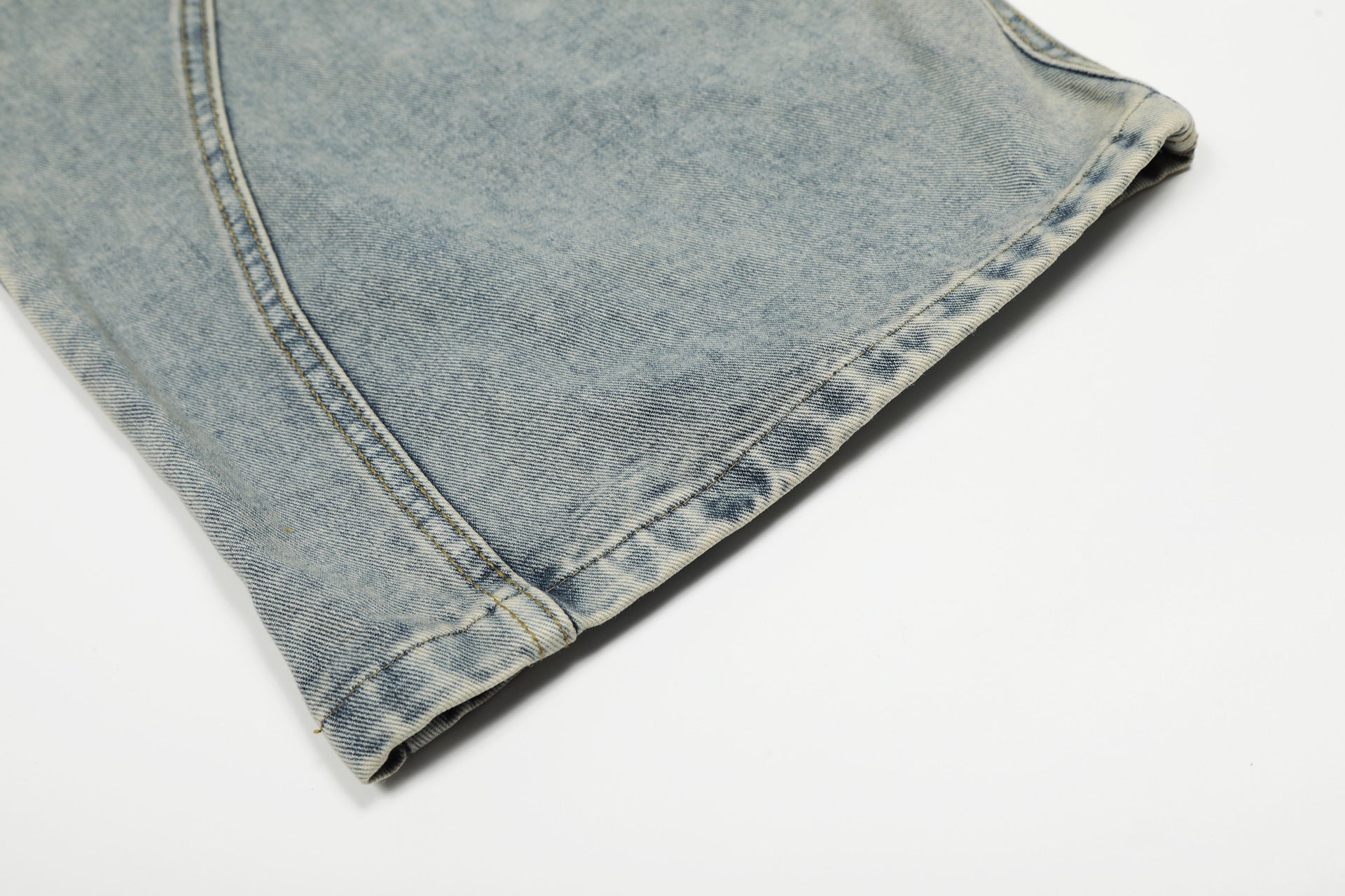 Vaqueros barrel de pierna ancha – Denim lavado con patchwork deconstruido y cinturón trenzado
