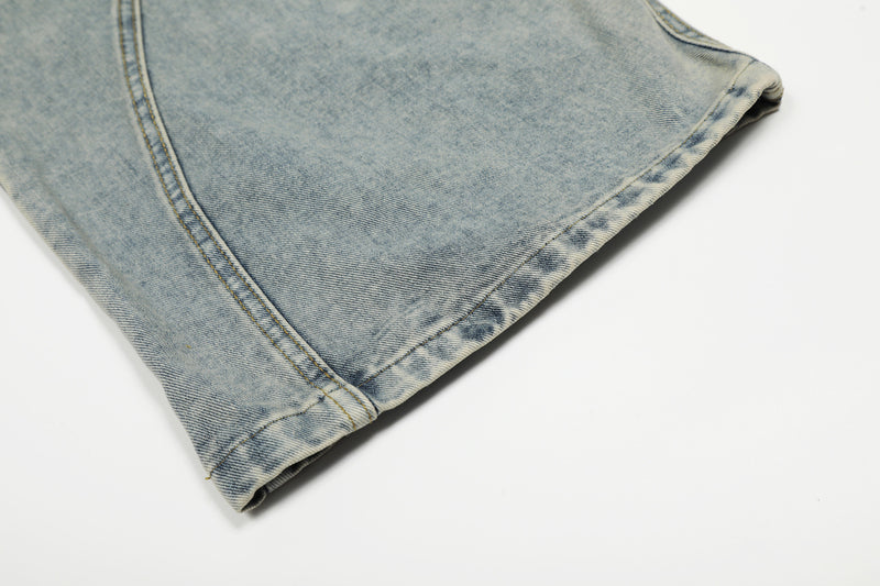 Vaqueros barrel de pierna ancha – Denim lavado con patchwork deconstruido y cinturón trenzado