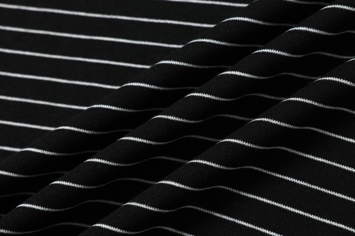 Polo de rayas con gráfico de letras de strass – Manga corta y cuello negro