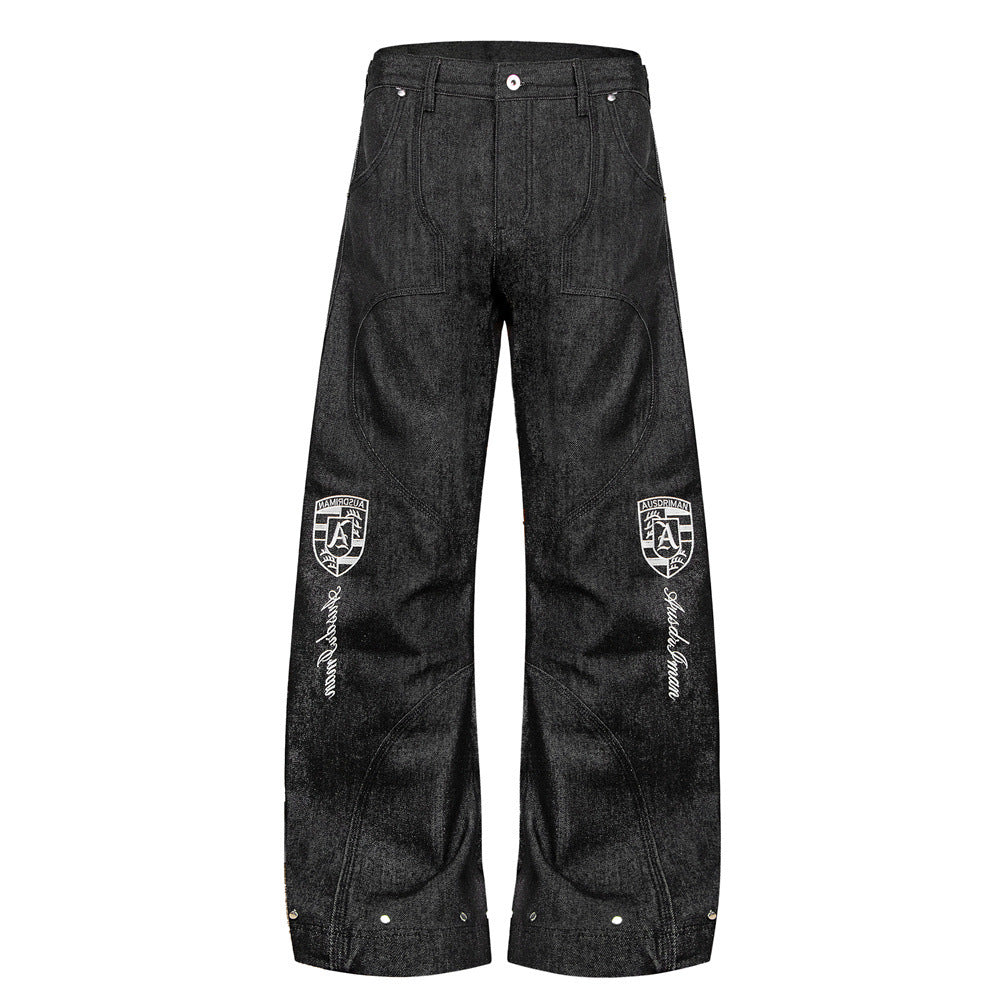 Jean homme à jambes larges avec broderie de badge et empiècements patchwork déconstruits