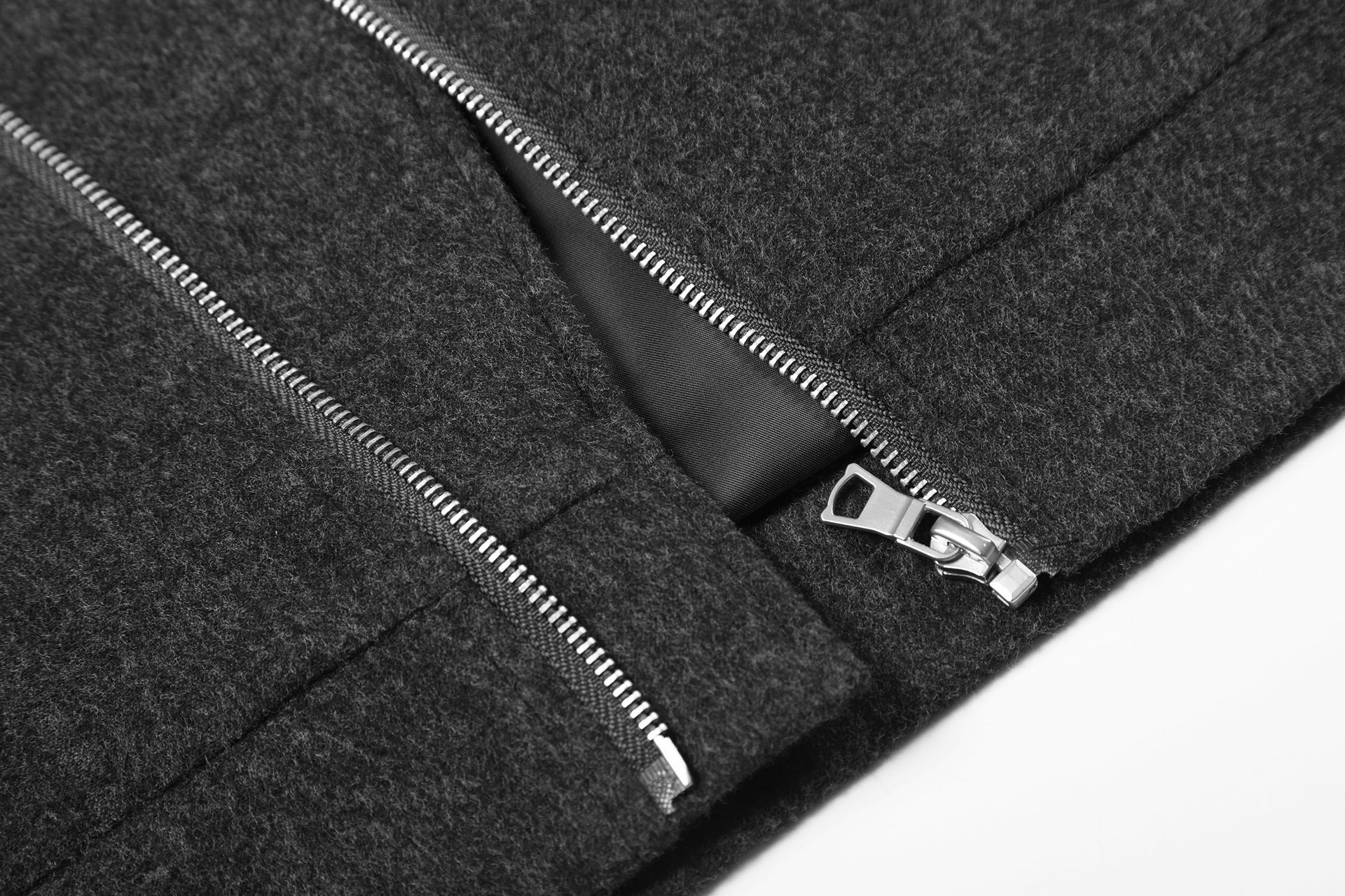 Chaqueta motera de mezcla de lana gris carbón con letras gráficas y cremallera asimétrica