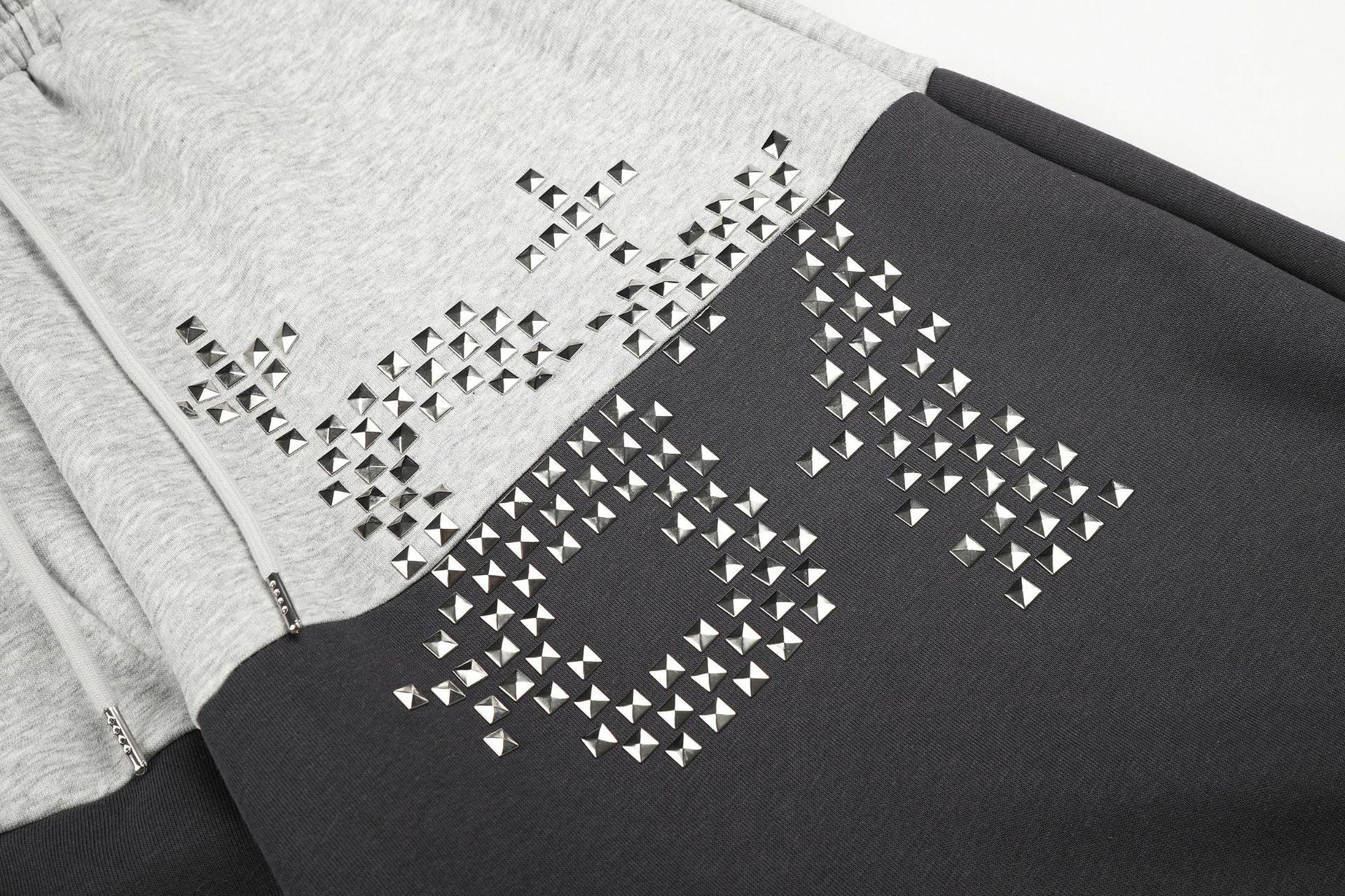 Gerade geschnittene Sweatpants – Colorblock-Baggy-Jogger mit Nieten-Grafik