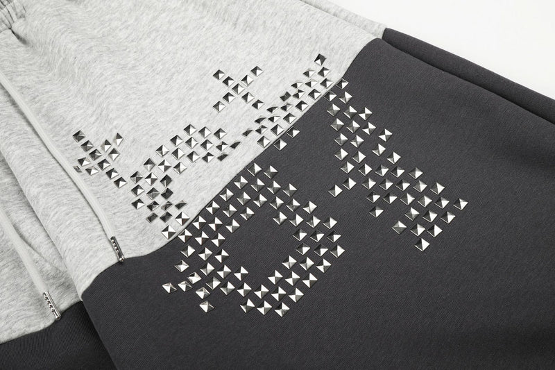 Gerade geschnittene Sweatpants – Colorblock-Baggy-Jogger mit Nieten-Grafik