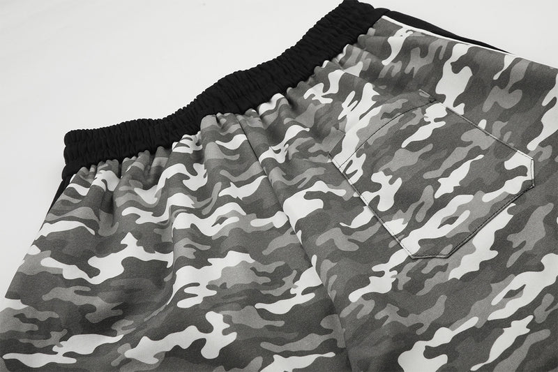 Pantalon de survêtement camouflage à jambes larges avec empiècements latéraux noirs et patch numéroté
