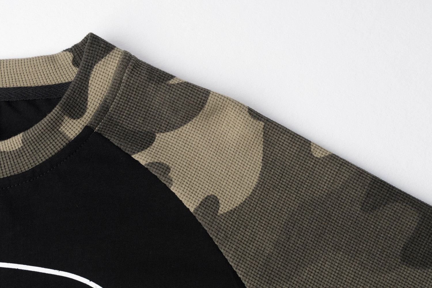 Camiseta raglán gótica de manga larga con camuflaje de calaveras — Camiseta streetwear de cuello redondo