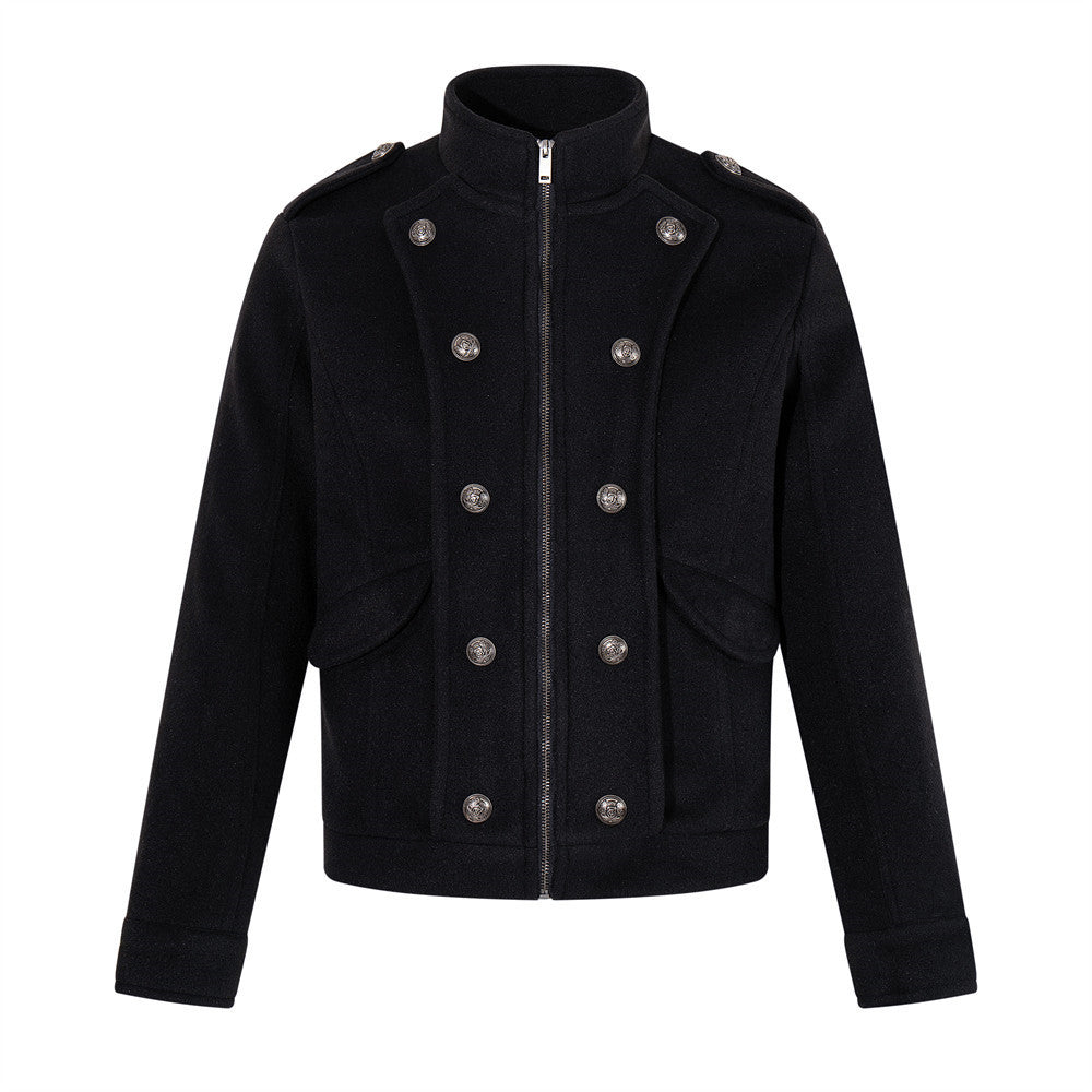 Chaqueta corta negra de estilo militar para hombre con botones metálicos plateados de doble botonadura, cuello alzado y hombreras con trabilla