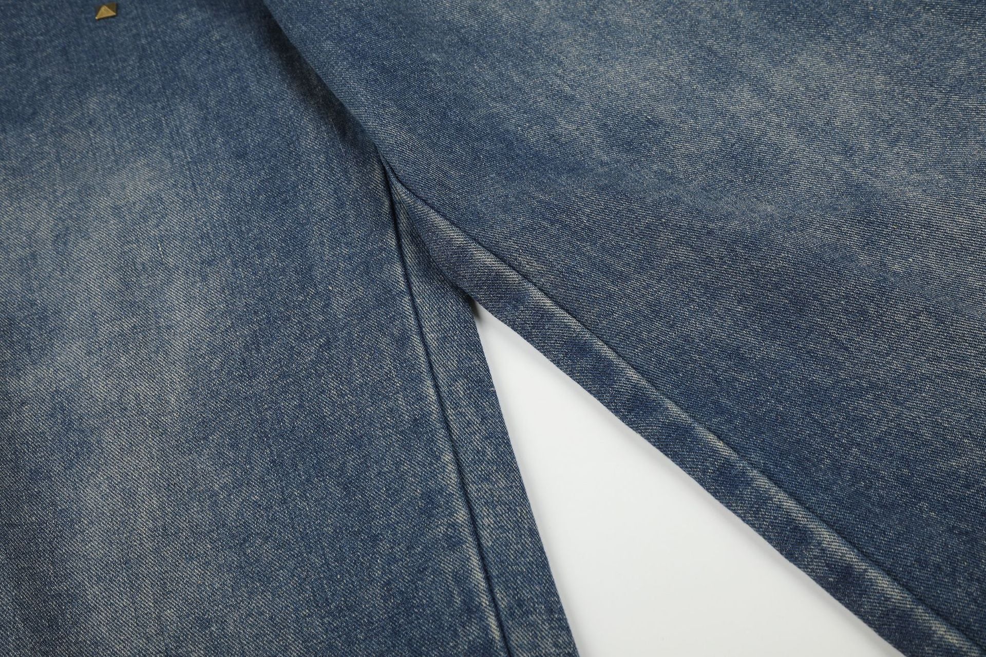 Baggy-Jeans mit weitem Bein, Pelzbesatz am Saum und goldfarbenen Nieten
