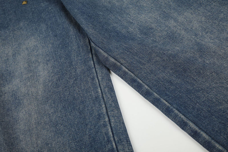 Baggy-Jeans mit weitem Bein, Pelzbesatz am Saum und goldfarbenen Nieten