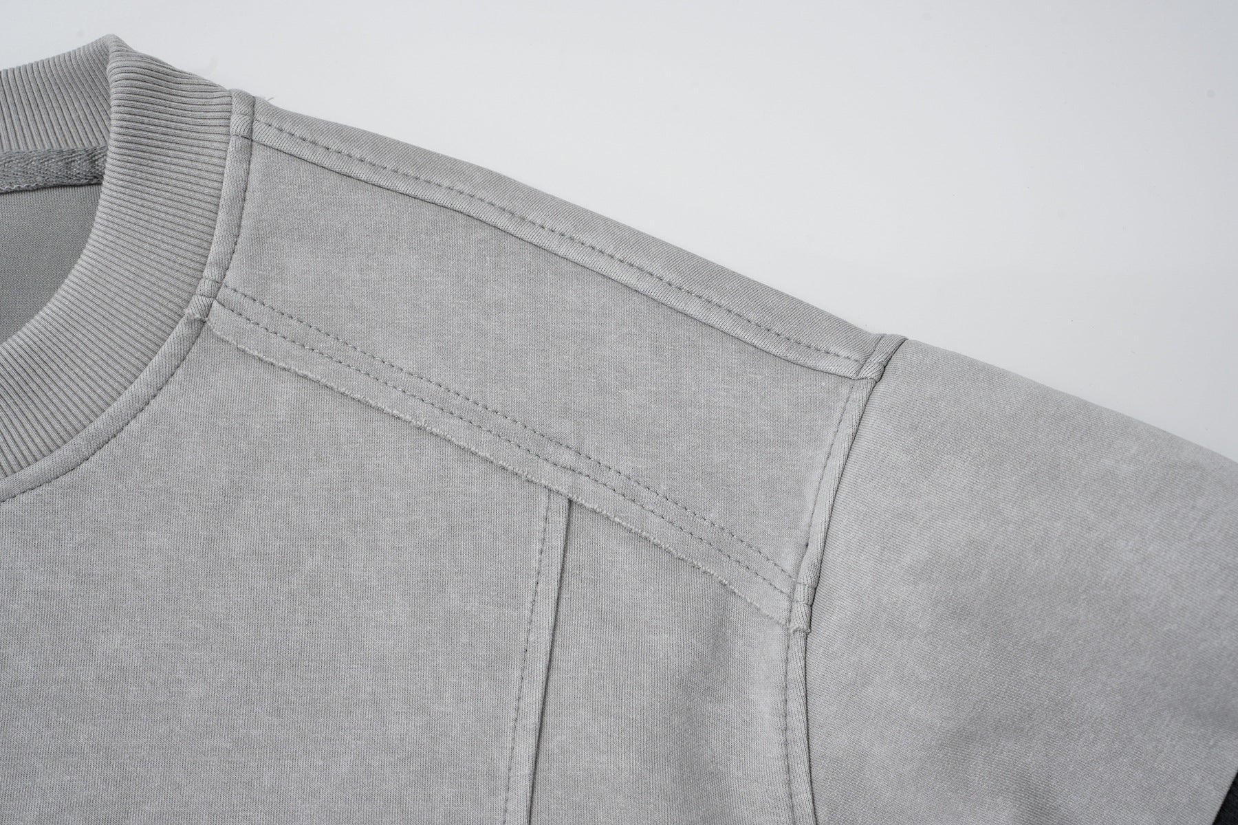 Sudadera efecto superpuesto de lavado ácido con mangas de pana – Deconstruida