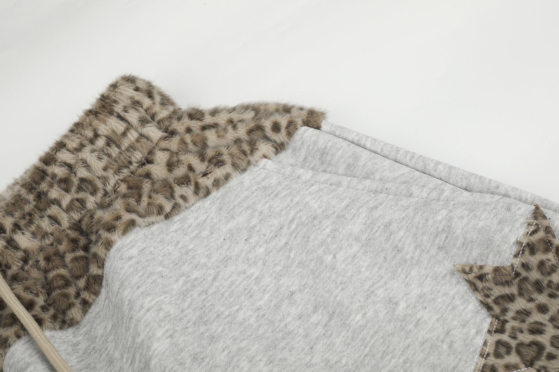 Baggy-Sweatpants mit Leopardenbund und Stern-Applikation