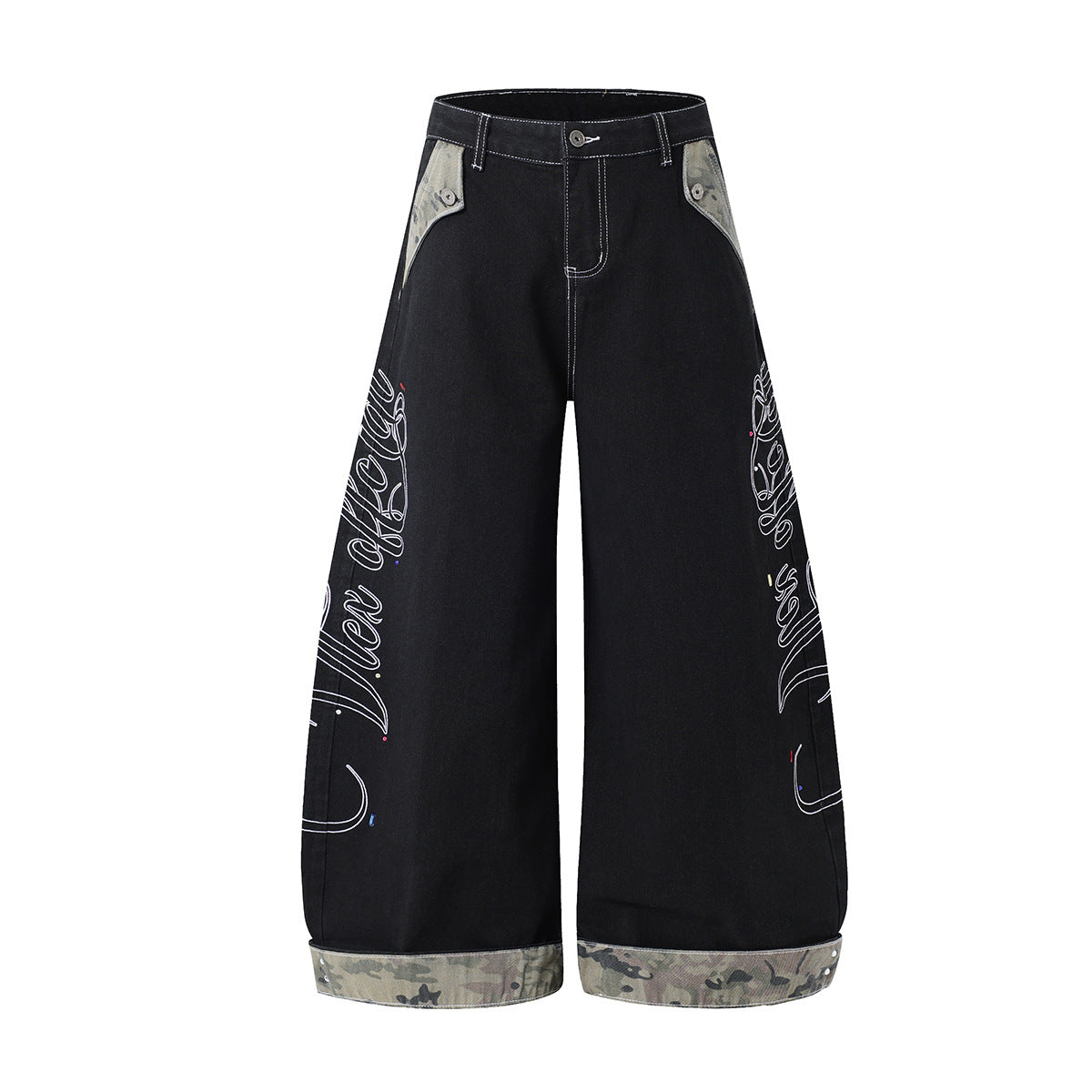 Jean baggy wide-leg noir avec poches à empiècements camouflage, broderie blanche façon écriture sur les jambes et bas retroussés camouflage, s