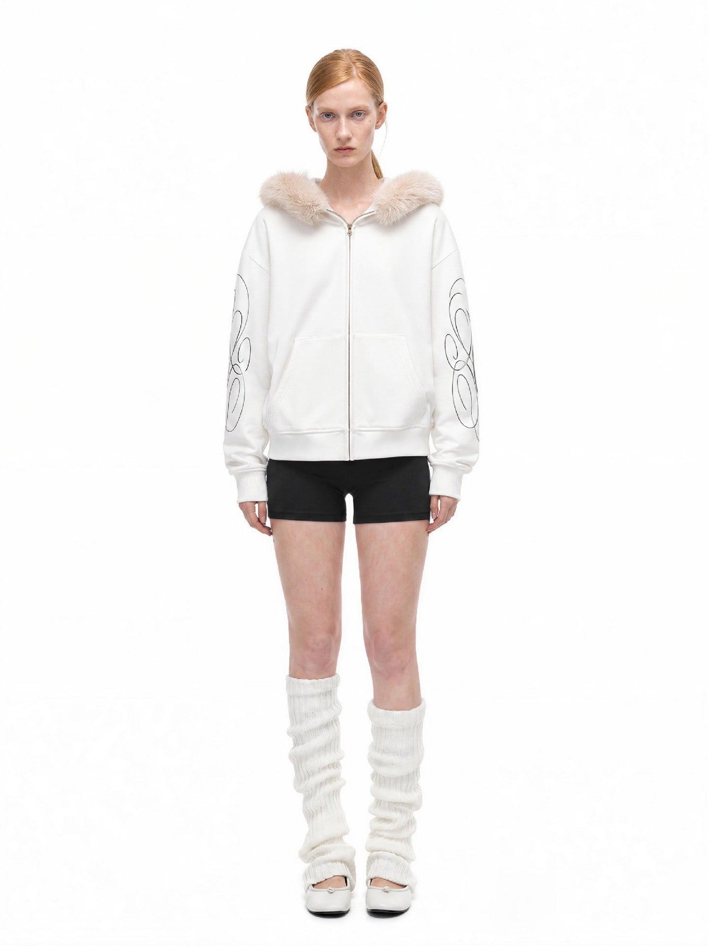 Sweat à capuche zippé avec bordure en fausse fourrure et imprimé script sur les manches
