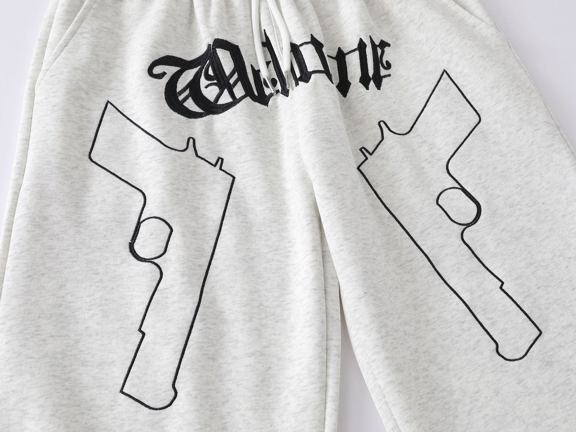 Pantalon de survêtement à jambes larges avec imprimé gothique « Welcome » et deux pistolets – Style streetwear hip-hop