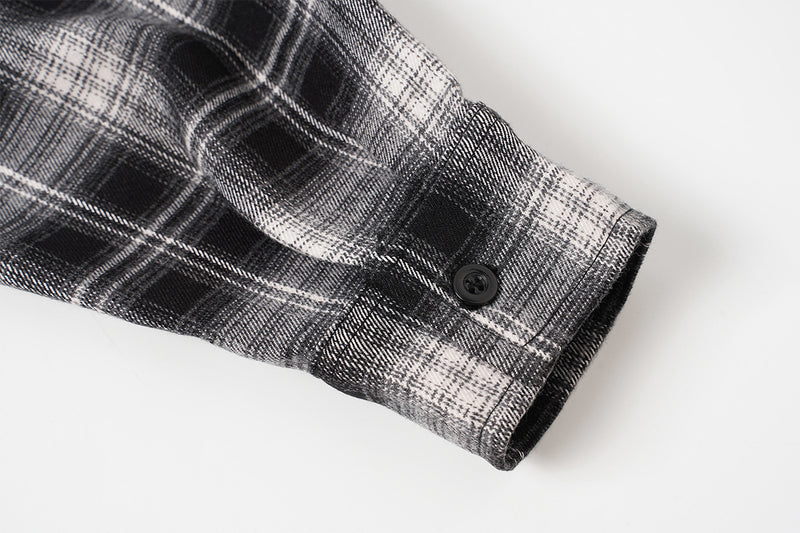 Kariertes Flanell-Overshirt mit Varsity-Emblem & Nummern-Grafik