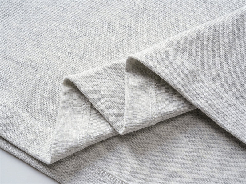 Langarm-T-Shirt mit Rundhalsausschnitt – minimalistischer Schriftprint, meliertes Grau