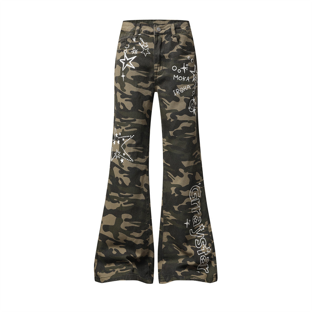 Jean homme évasé camouflage olive, avec imprimé blanc étoile et lettres, et ornements en strass, vue de face