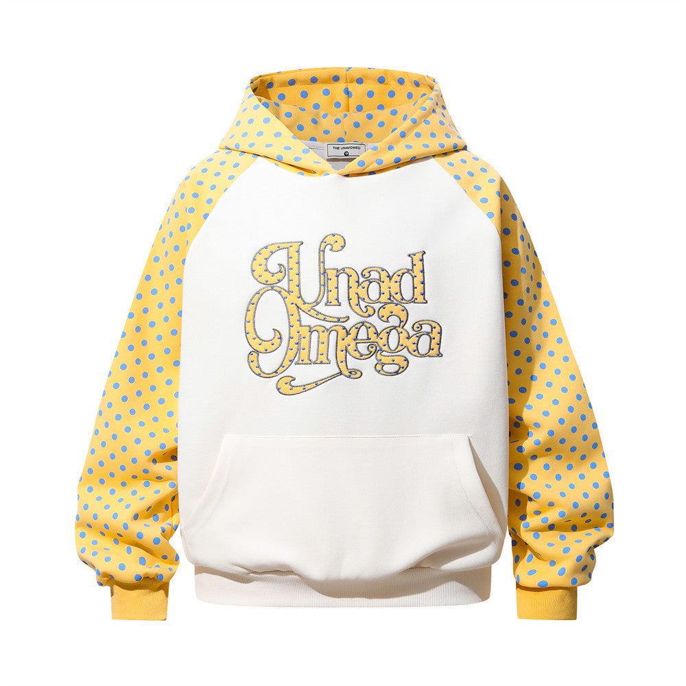 Hoodie homme à enfiler, raglan, color block à pois, avec grand écusson brodé en lettres jaunes et blanches sur la poitrine