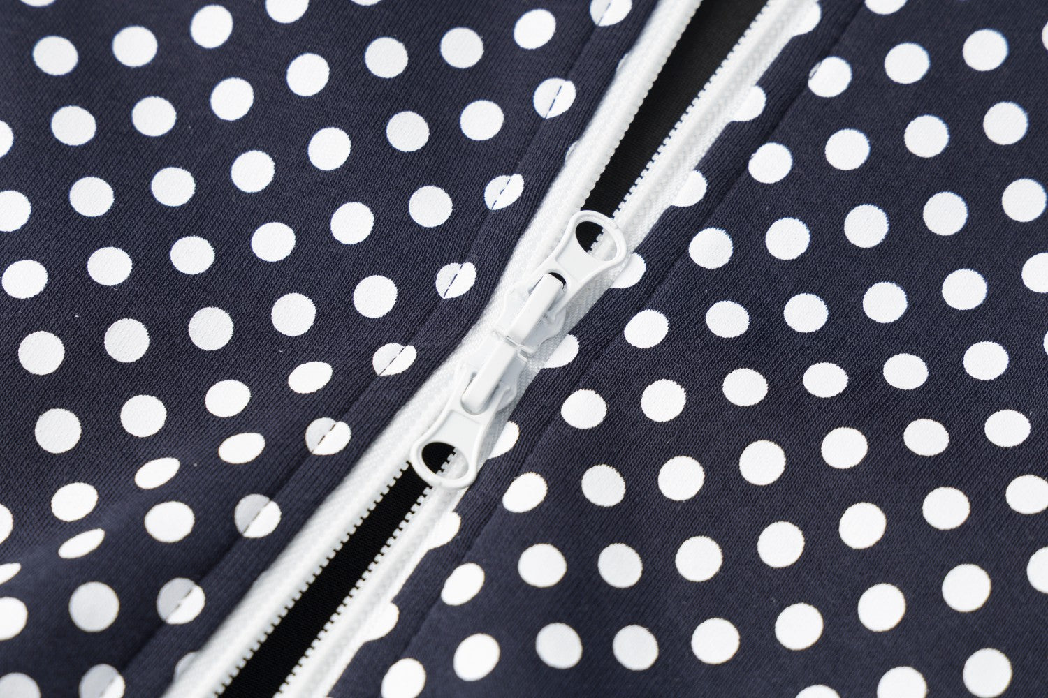 Veste de survêtement zippée à col montant, pois et manches à bandes