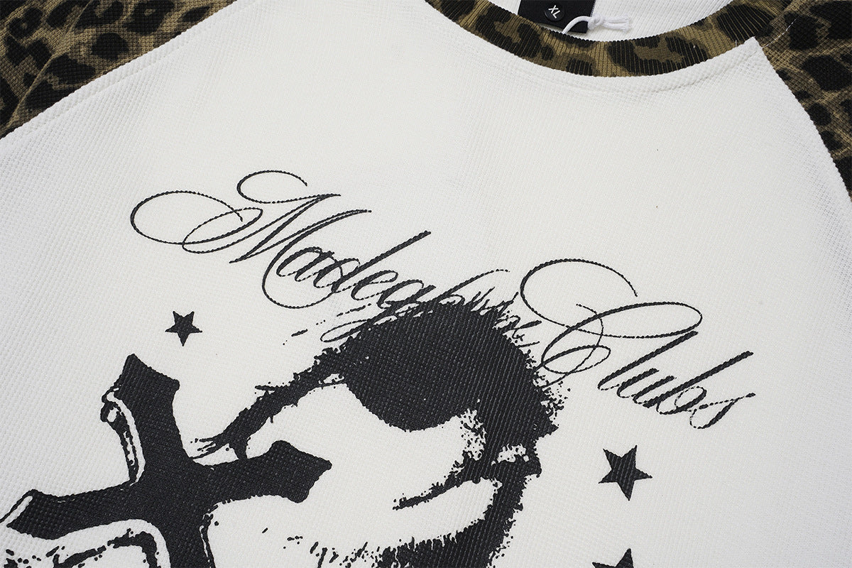 Langarm-Raglan-Shirt mit Leopardenärmeln und Gothic-Kreuz-Print