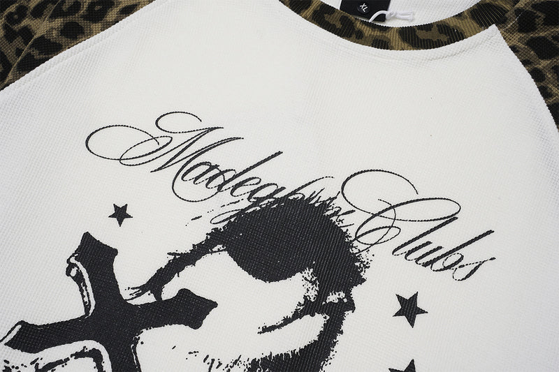 Langarm-Raglan-Shirt mit Leopardenärmeln und Gothic-Kreuz-Print