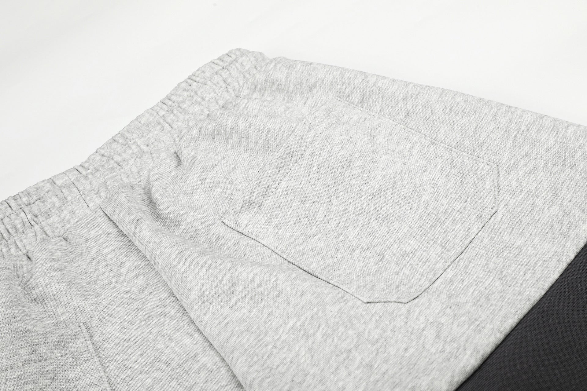 Gerade geschnittene Sweatpants – Colorblock-Baggy-Jogger mit Nieten-Grafik