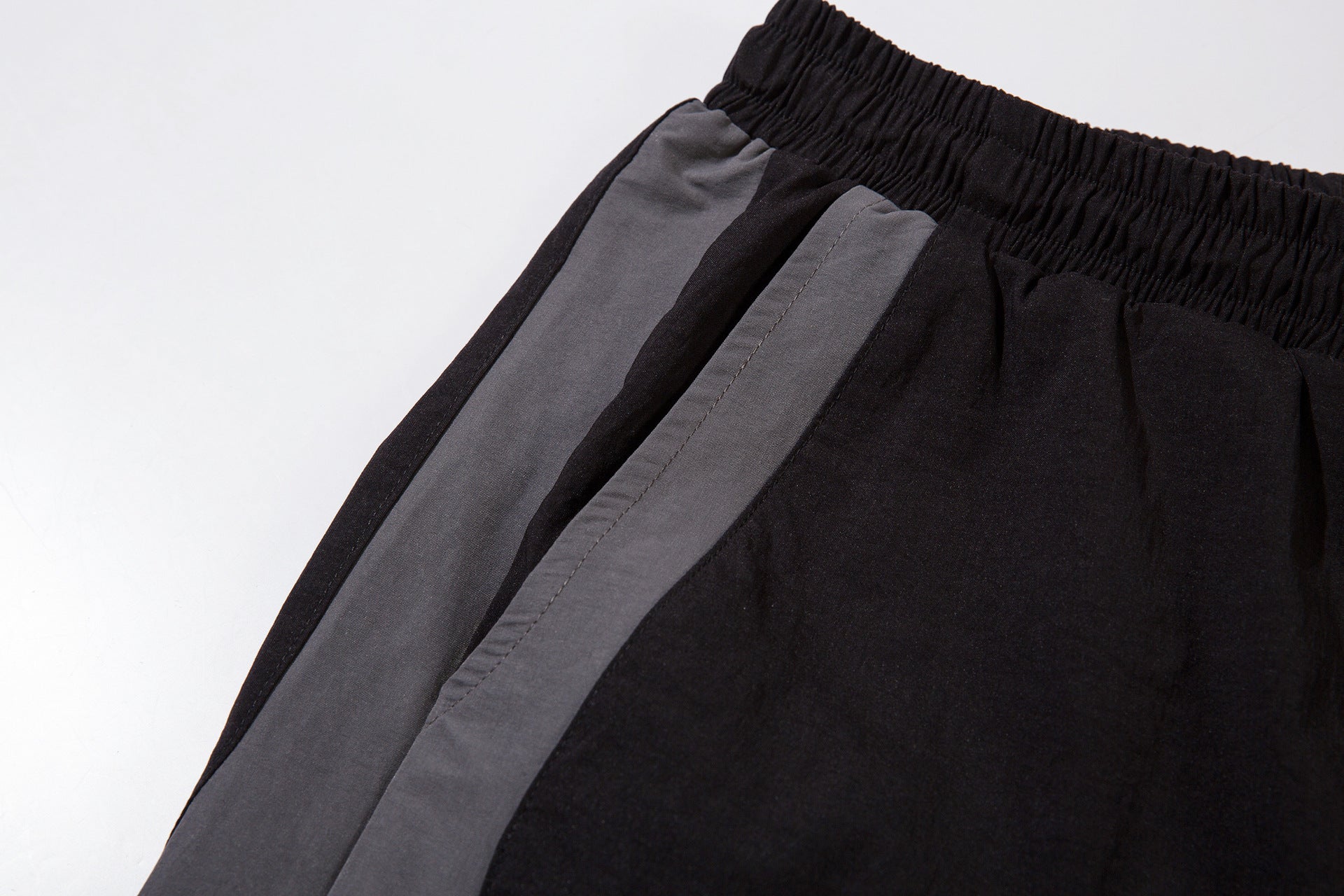 Herren-Trackpants mit kontrastierender Paspel und Colorblock-Seiteneinsätzen