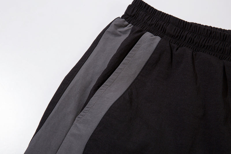 Herren-Trackpants mit kontrastierender Paspel und Colorblock-Seiteneinsätzen