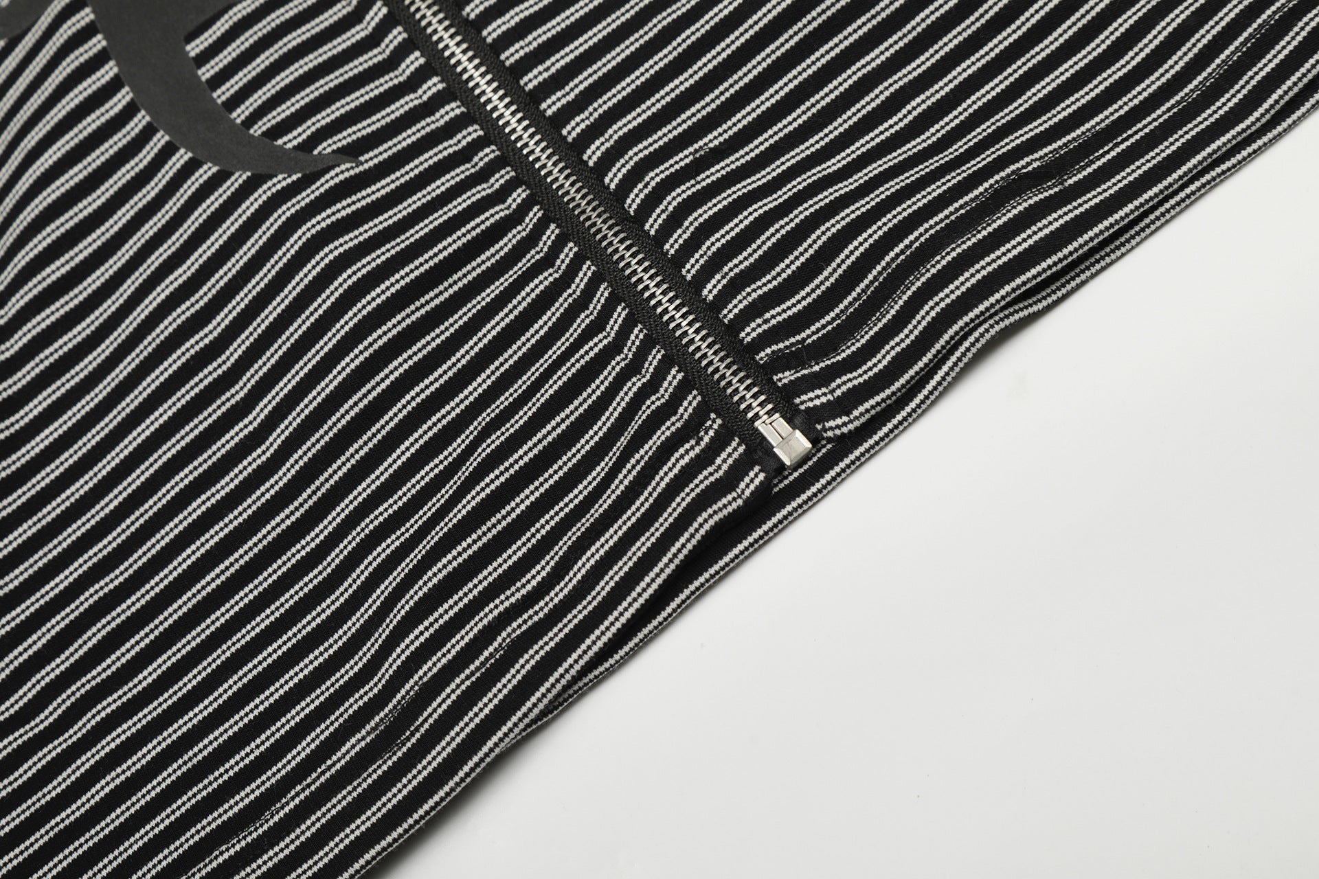 Sweat zippé à capuche rayé avec croix gothique et motif toile d'araignée