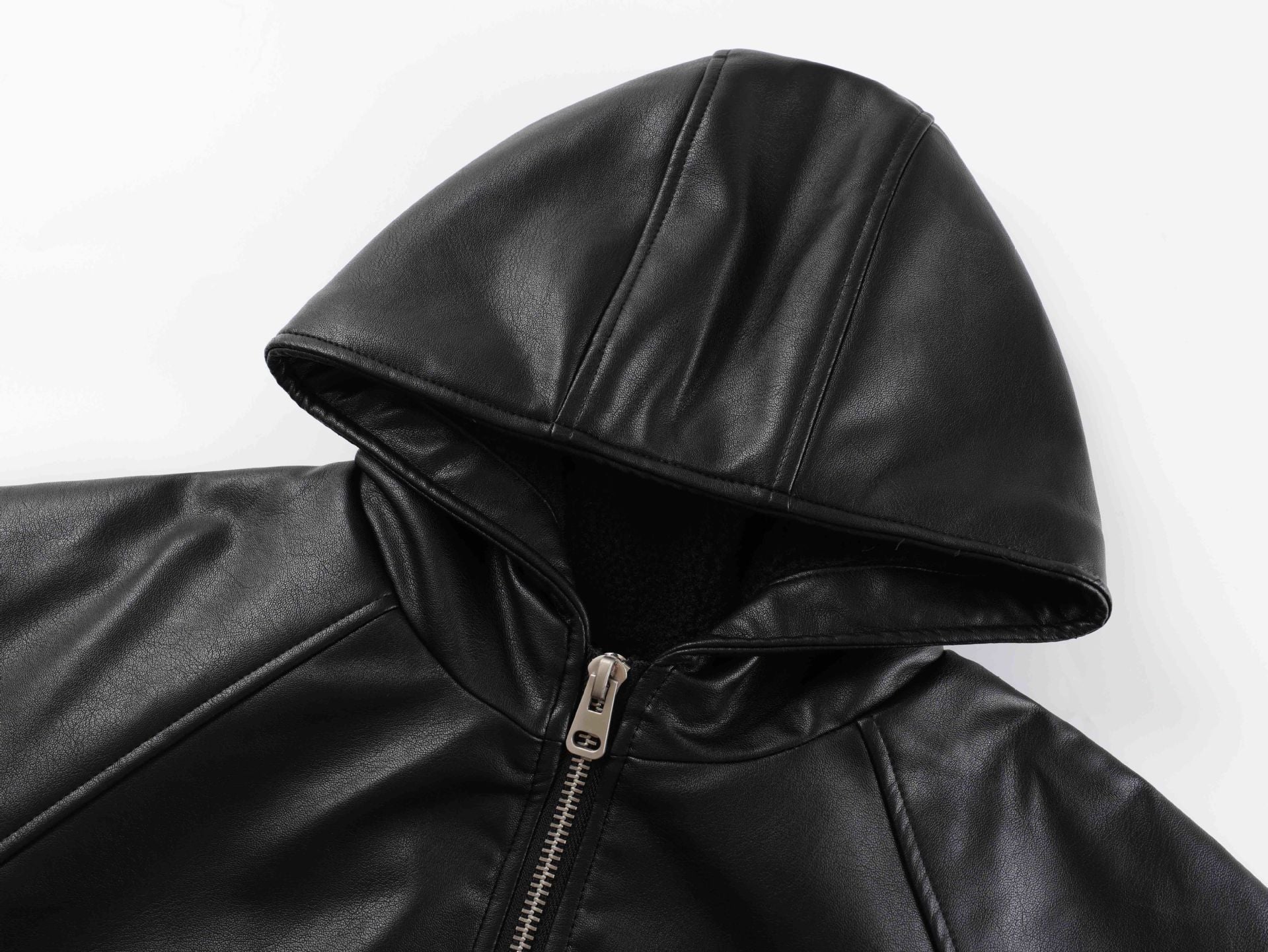 Chaqueta bomber de polipiel con capucha y forro de borreguito — Negra