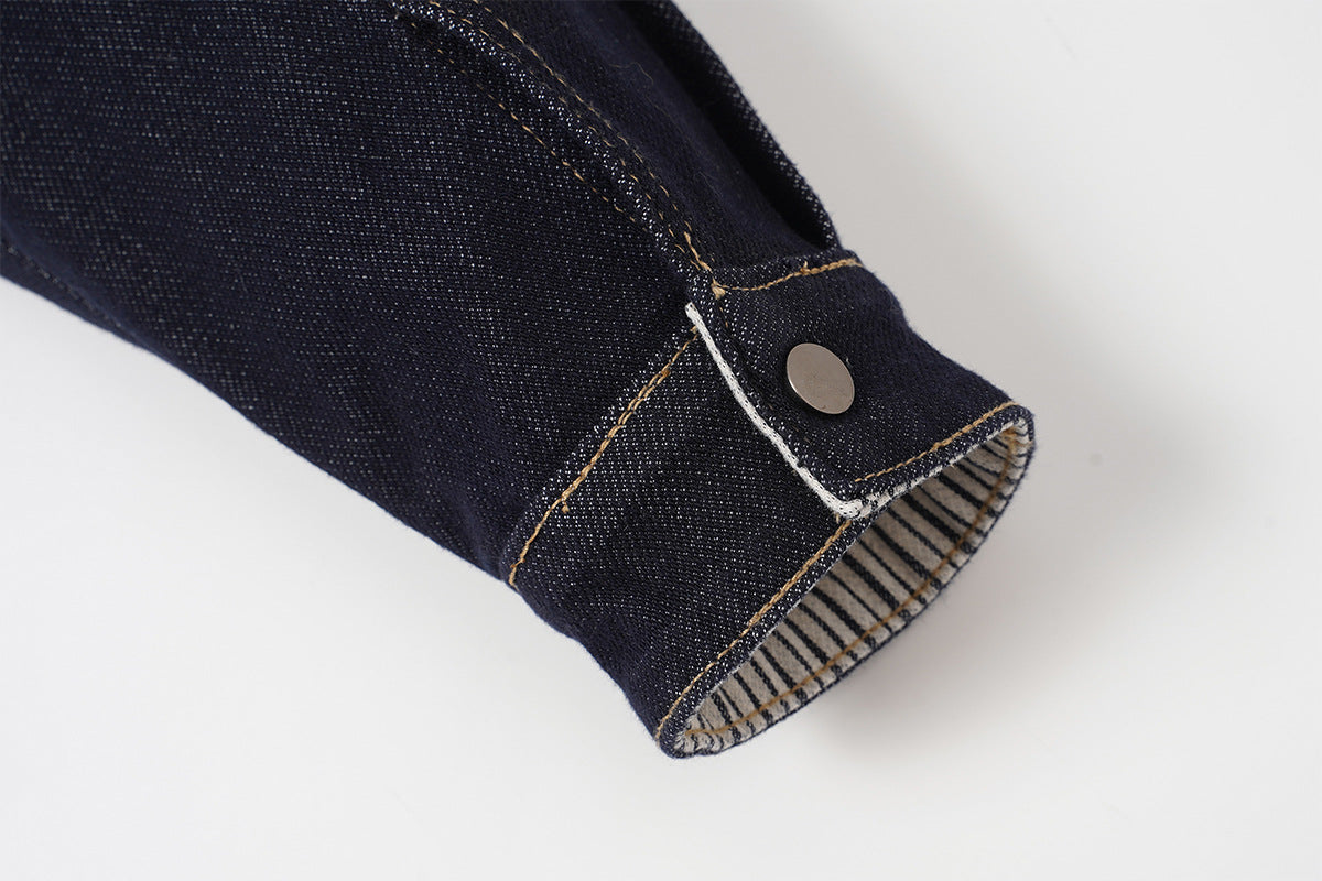 Veste de travail en denim indigo foncé – Coupe carrée, col montant et poches poitrine