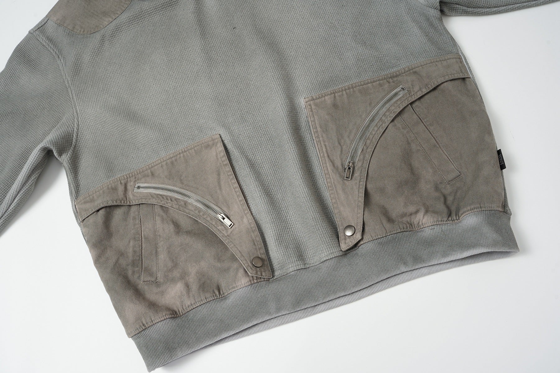 Oversized-Waffelstrick-Hoodie mit dekonstruierter Utility-Reißverschlusstaschen-Optik & Veloursleder