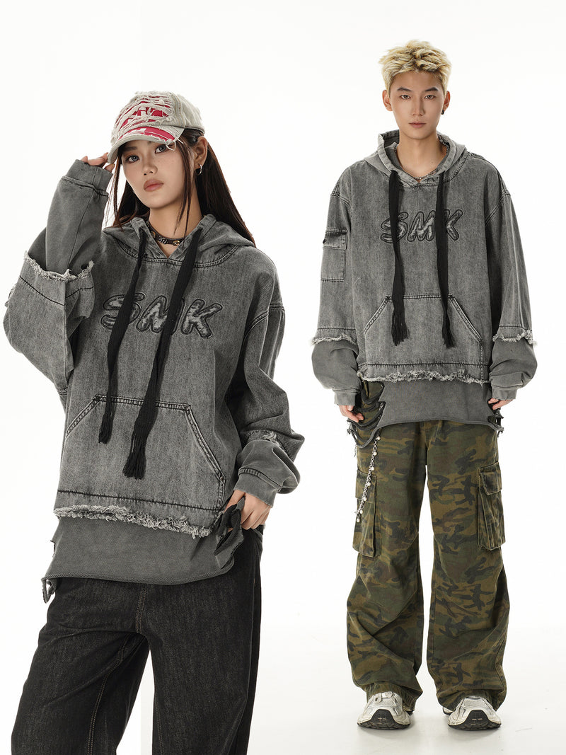 Sweat à capuche en denim délavé et déchiré – Broderie SMK, ourlet brut et détails usés