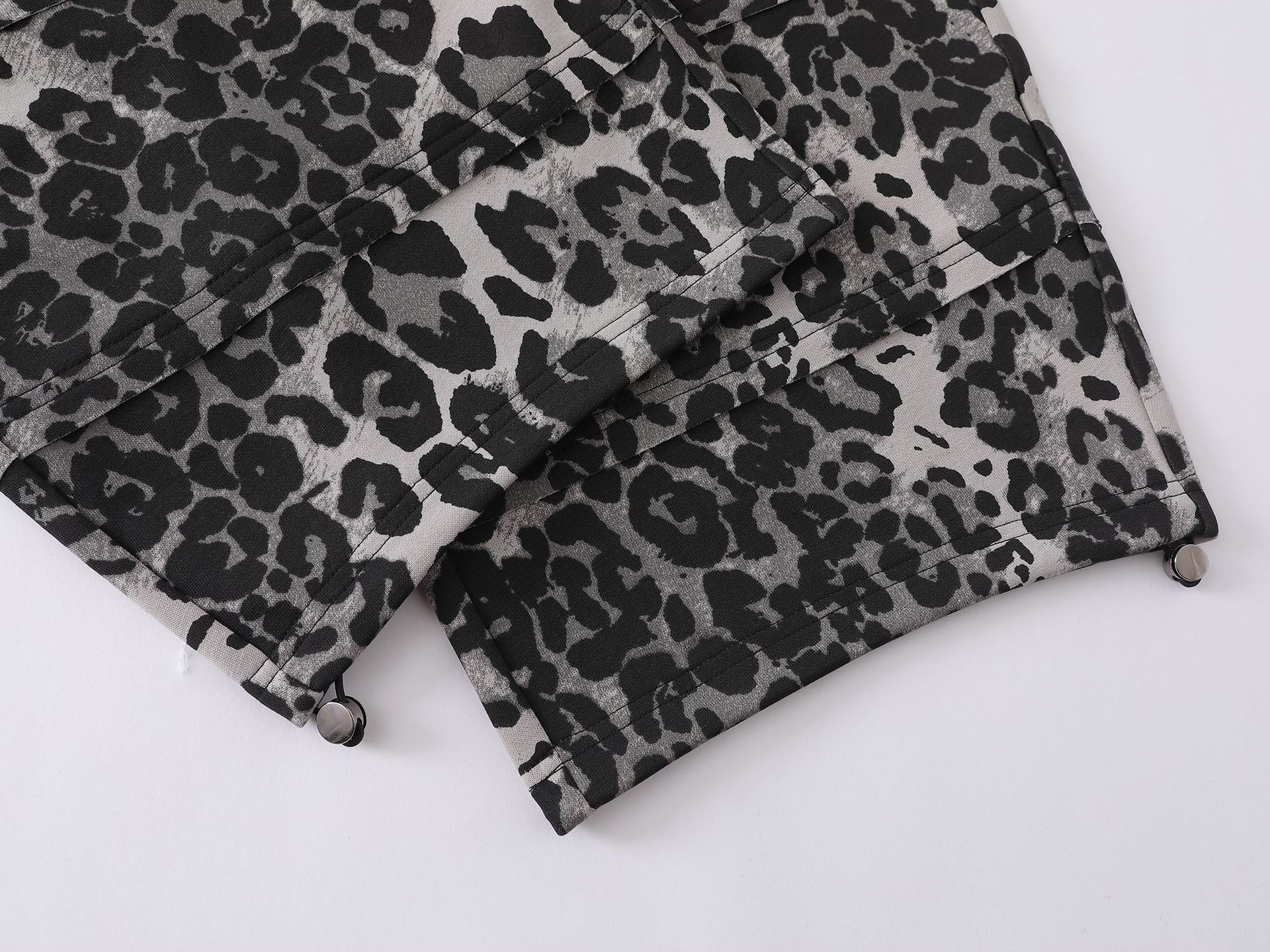 Pantalon de survêtement à jambes larges imprimé léopard avec motif tête de mort et numéro