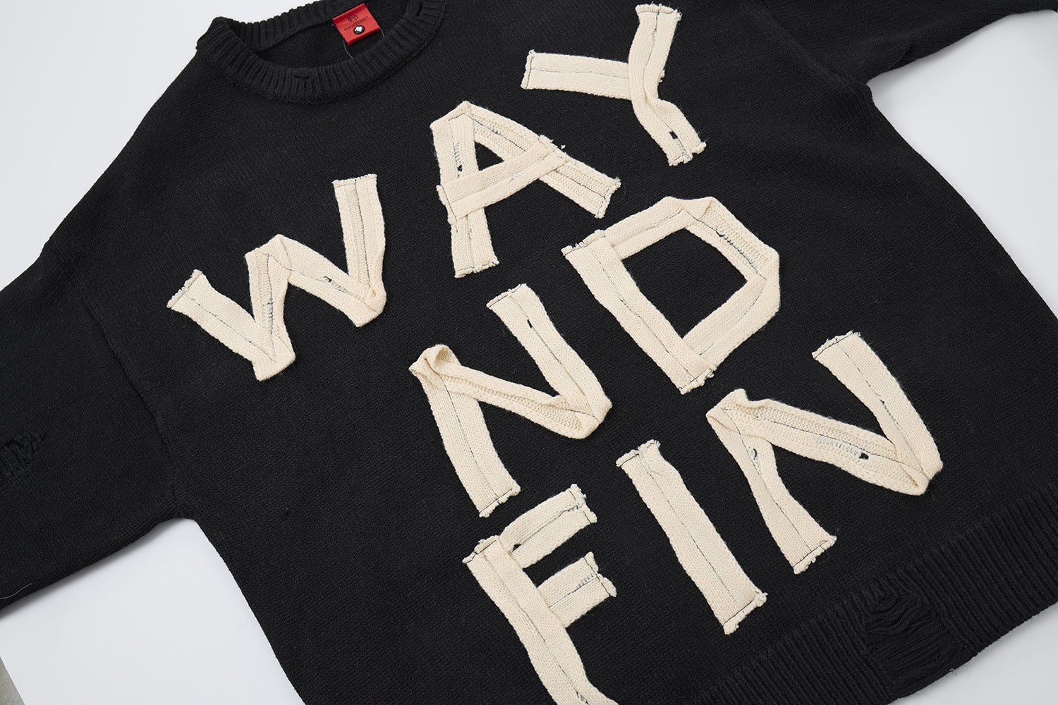 Pull col rond oversize en maille usée avec motif de lettres appliquées