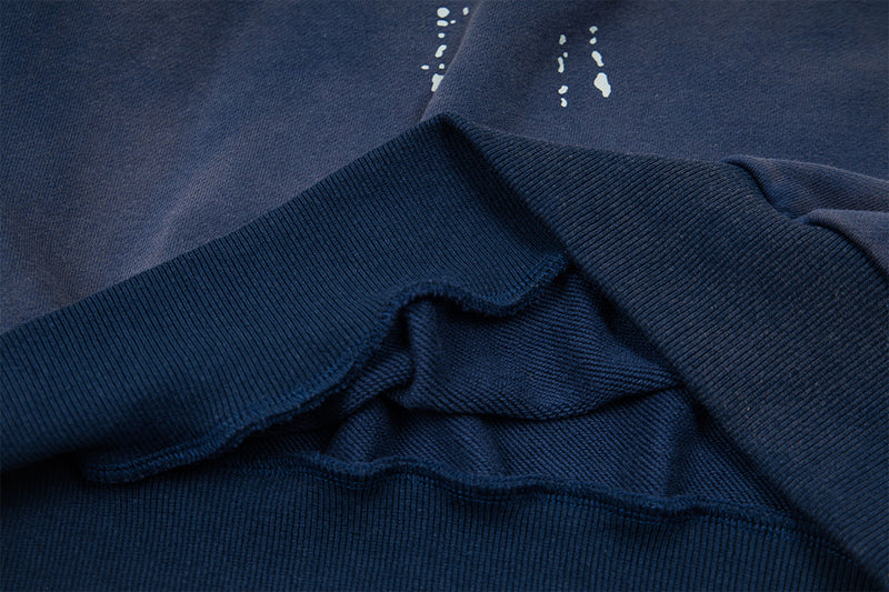 Sudadera de media cremallera con lavado desgastado, parche heráldico y estampado gótico — Azul marino