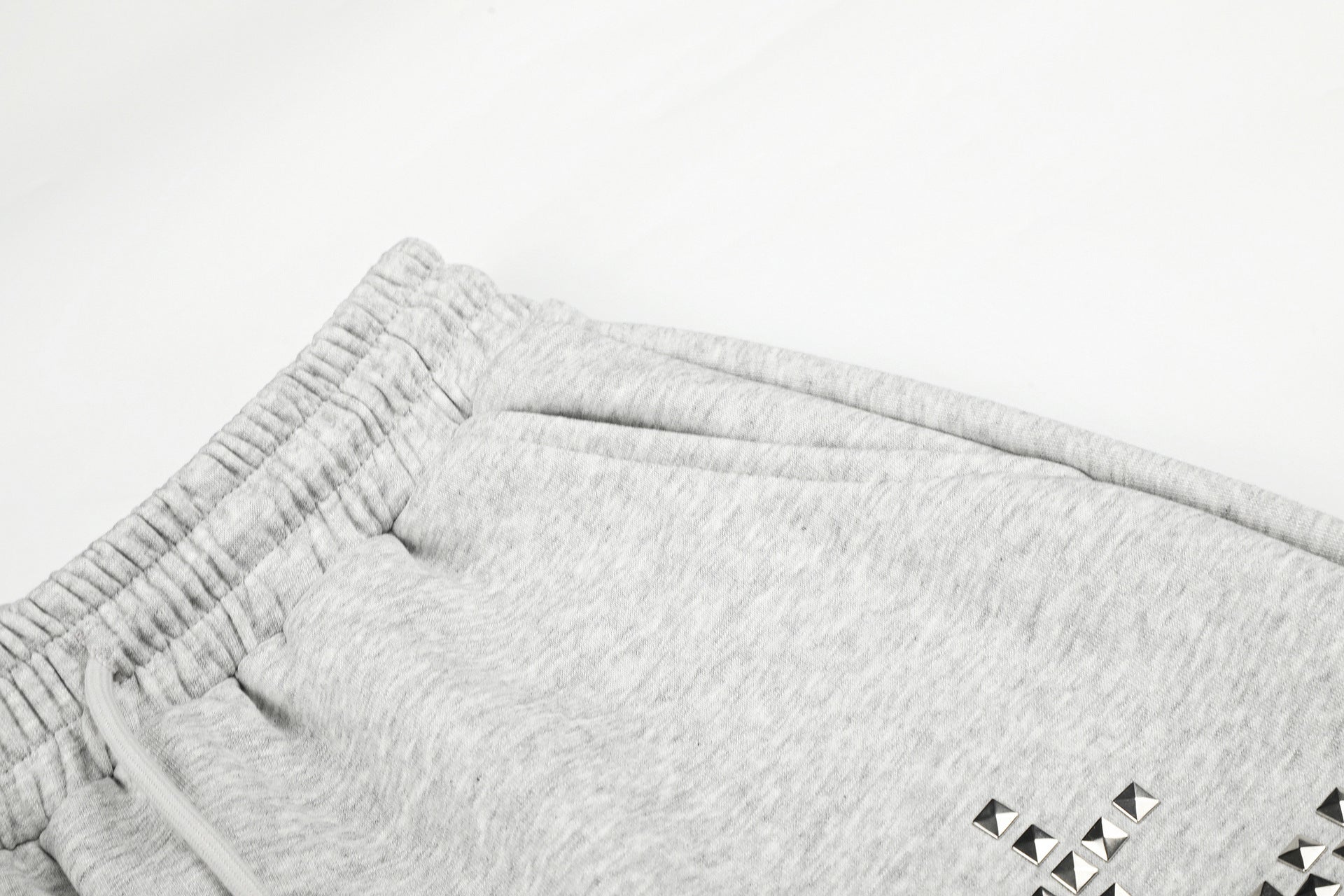 Gerade geschnittene Sweatpants – Colorblock-Baggy-Jogger mit Nieten-Grafik