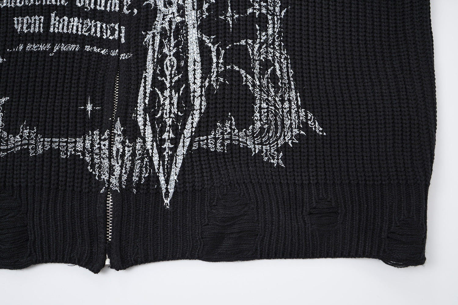 Pull col montant zippé en maille gothique à croix imprimée et effet usé