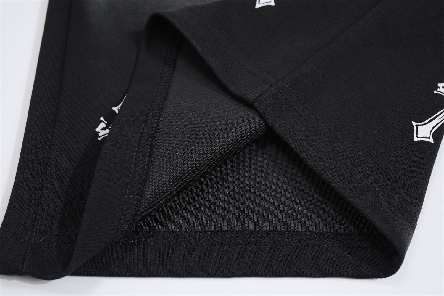 Pantalon de survêtement à jambes larges avec croix gothique et finition délavée