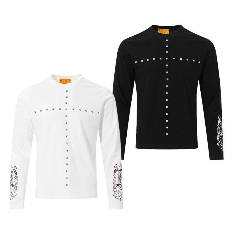 Camiseta de manga larga con cruz de tachuelas y estampado de calaveras en las mangas