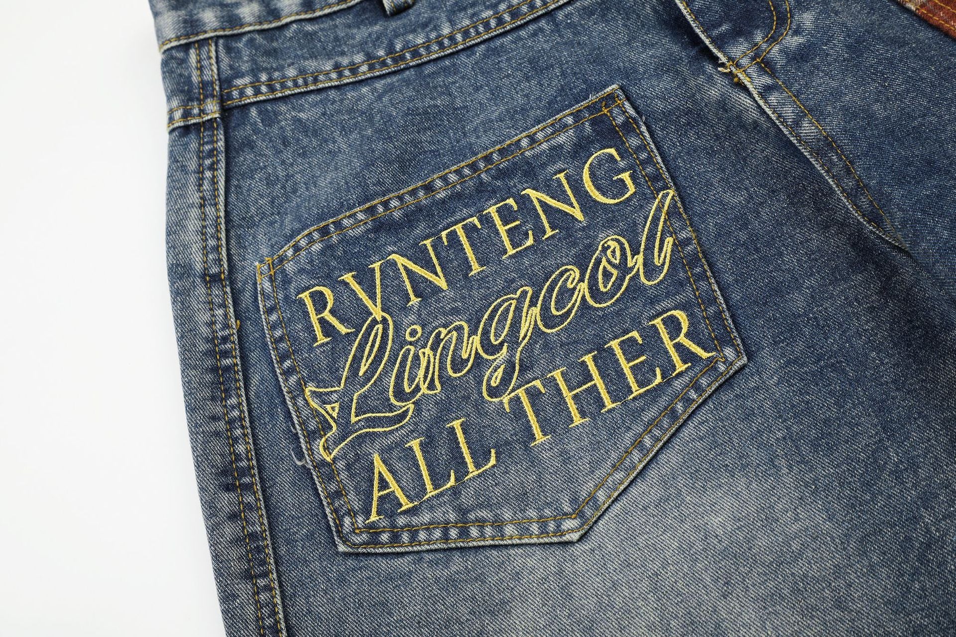 Jean baggy à jambes larges avec ourlet en fausse fourrure, poche à carreaux et broderie