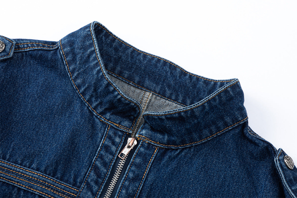 Veste en jean bleu foncé à col montant style militaire avec boutons décoratifs