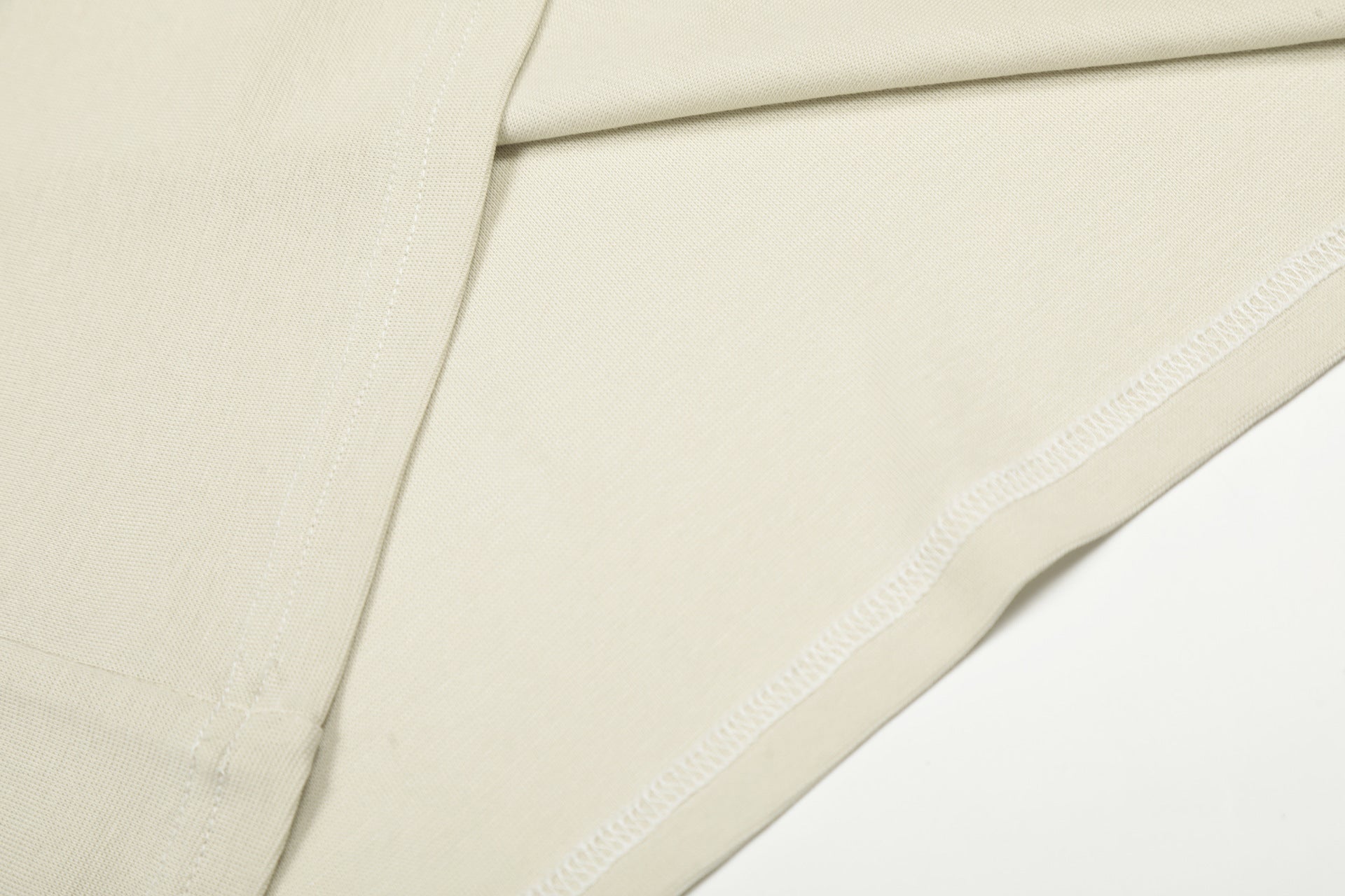 Chemise Henley à manches longues avec motif gothique clouté – Haut ajusté à superposer