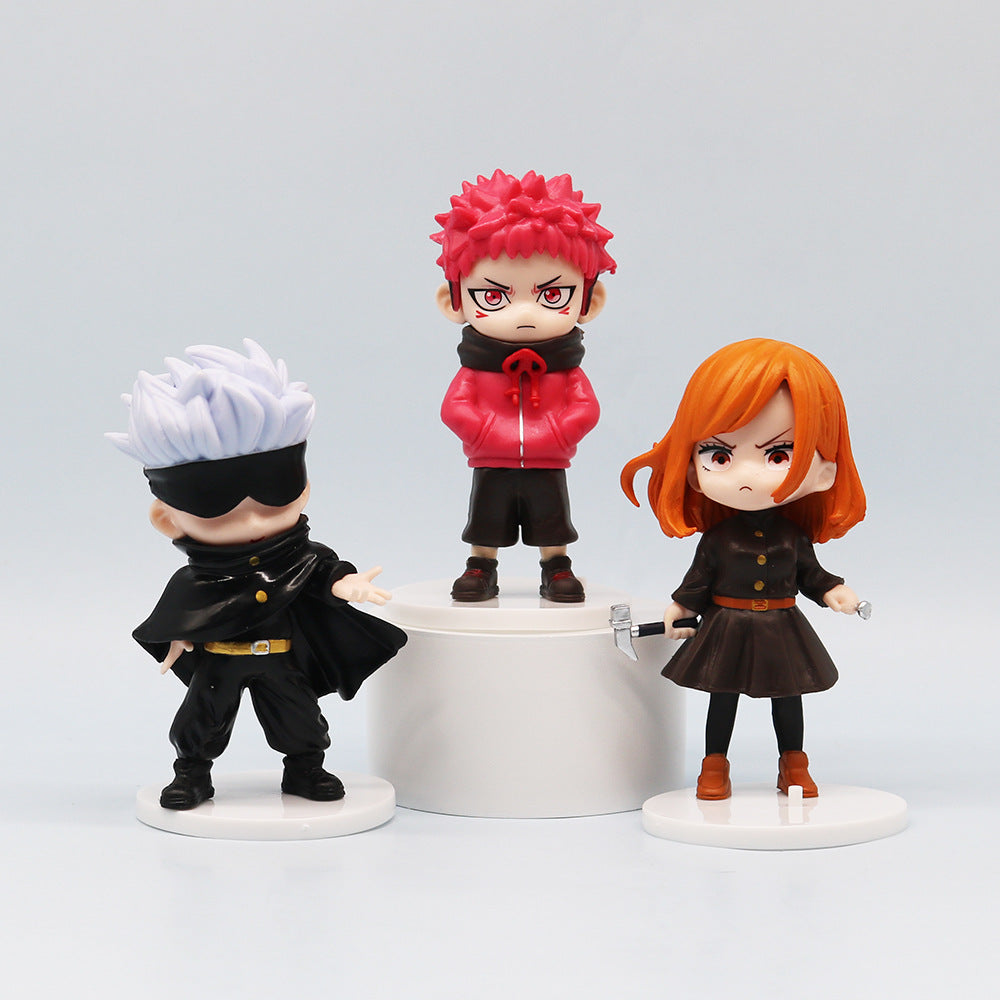 The Jujutsu Kaisen Q Edition Spell Return 7-Piece Set showcases three chibi-style PVC figures on stands: one with silver hair and a black blindfold, another with fiery red hair in a hoodie, and an orange-haired figure in a brown dress, all displayed perfectly on a small pedestal.