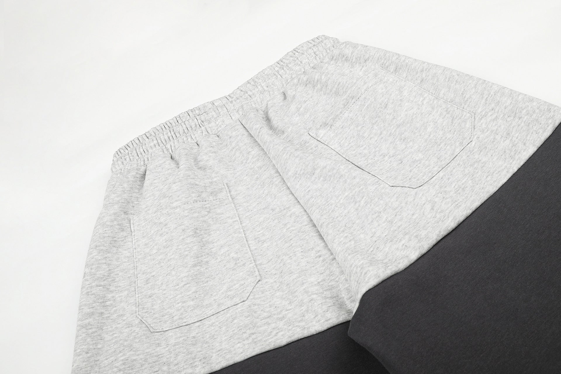 Gerade geschnittene Sweatpants – Colorblock-Baggy-Jogger mit Nieten-Grafik